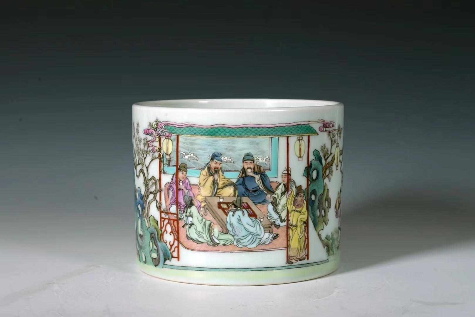 粉彩人物故事筆筒